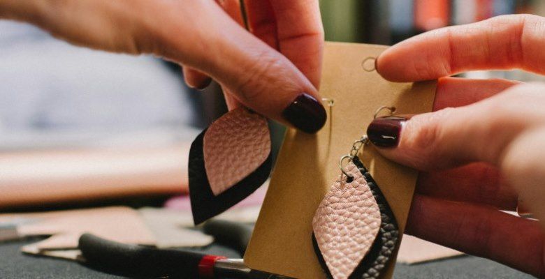 Какие украшения выбрать на празднование кожаной годовщины свадьбы (3 года)?