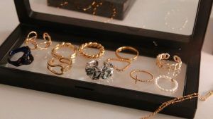 Какие украшения выбрать на празднование платиновой (красной) годовщины свадьбы (100 лет)?