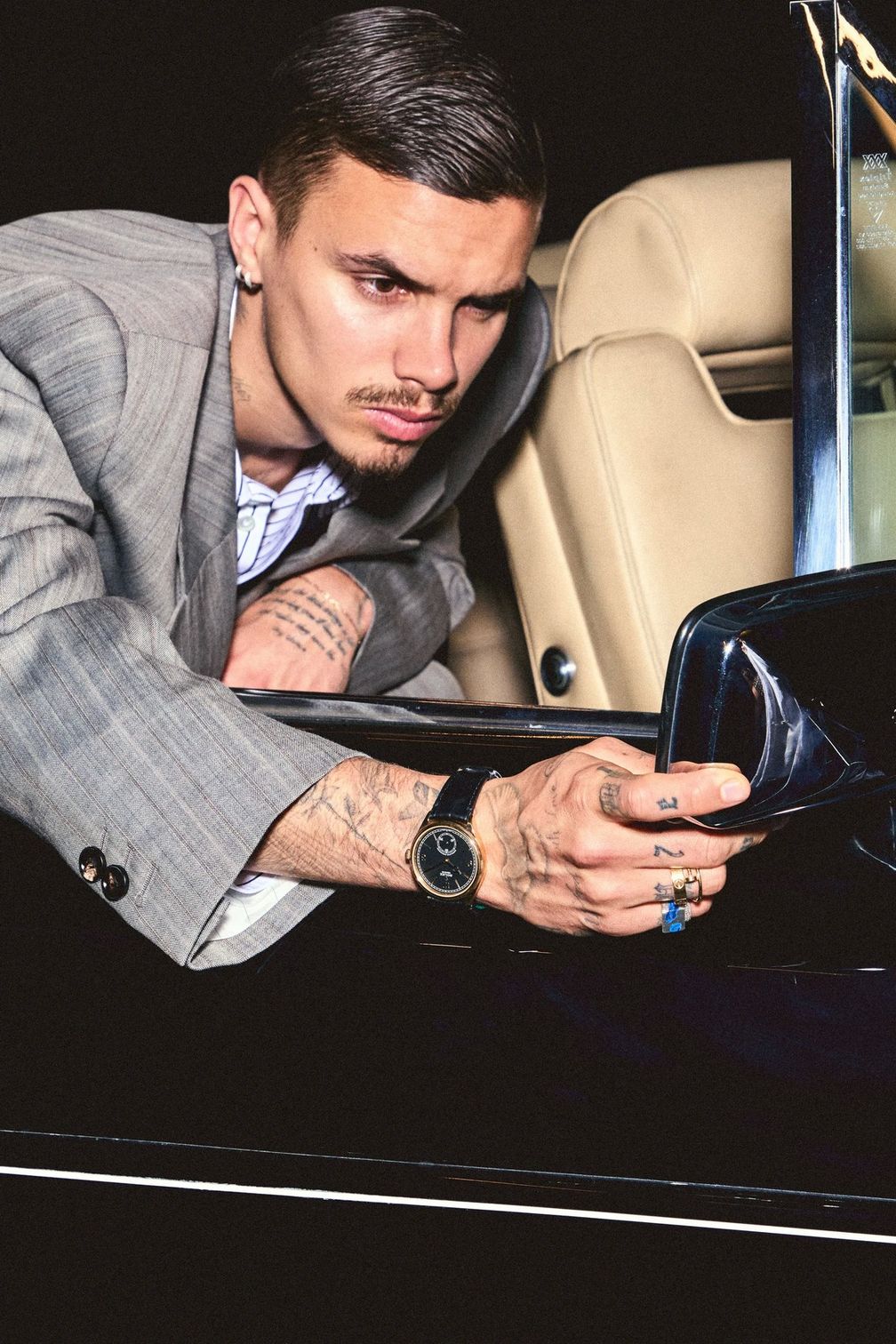 Ромео Бекхэм носит часы Perpetual 1908 от Rolex из 18-каратного желтого золота с прозрачной задней крышкой с сапфировым стеклом, черным матовым циферблатом с тонкой сатинированной отделкой, выпуклым, рифленым безелем и кожаным ремешком