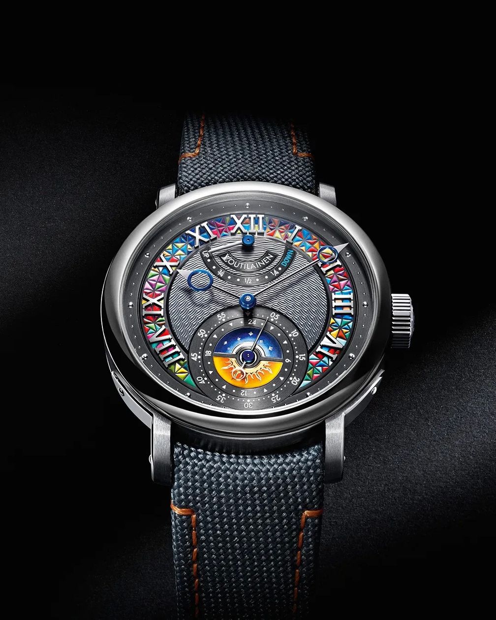 Золотой гильошированный циферблат, анимированные миниатюры, два сменных ремешка из ткани или кожи аллигатора. Часы представлены в корпусе из канвы Monogram Eclipse с ручной росписью. Предоставлено Louis Vuitton 