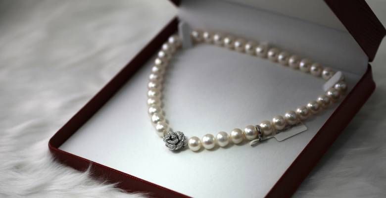 Какие украшения выбрать на празднование перламутровой годовщины свадьбы (42 года)?