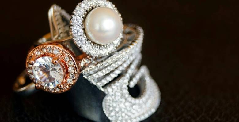 Какие украшения выбрать на празднование никелевой годовщины свадьбы (12 лет)?