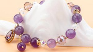 Какие украшения выбрать на празднование аметистовой годовщины свадьбы (48 лет)?