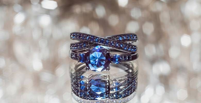 Какие украшения выбрать на празднование сапфировой годовщины свадьбы (45 лет)?