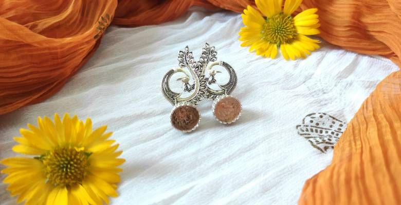 Какие украшения выбрать на празднование фаянсовой годовщины свадьбы (9 лет)?