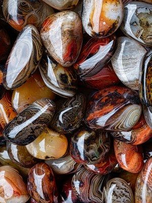 Какие украшения выбрать на празднование агатовой годовщины свадьбы