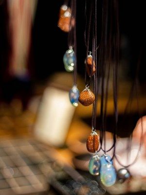 Какие украшения выбрать на празднование кожаной годовщины свадьбы