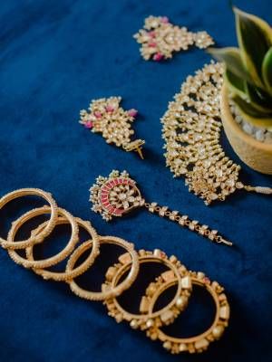 Какие украшения выбрать на празднование фаянсовой годовщины свадьбы