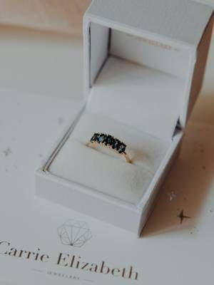 Какие украшения выбрать на празднование второй топазовой годовщины свадьбы 