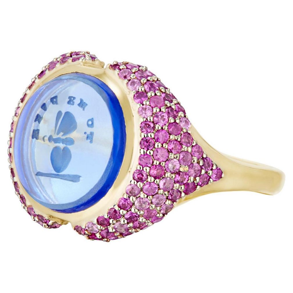 На синем стекле выгравирована французская фраза «Tu Me Fixes» — игривый способ сказать: «Ты мной одержим»