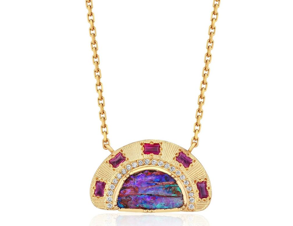 Ожерелье Sun Ray от Brooke Gregson из 18-каратного желтого золота с опалом 1,7 карата, рубинами и бриллиантами Ожерелье Sun Ray от Brooke Gregson из 18-каратного желтого золота с опалом 1,7 карата, рубинами и бриллиантами