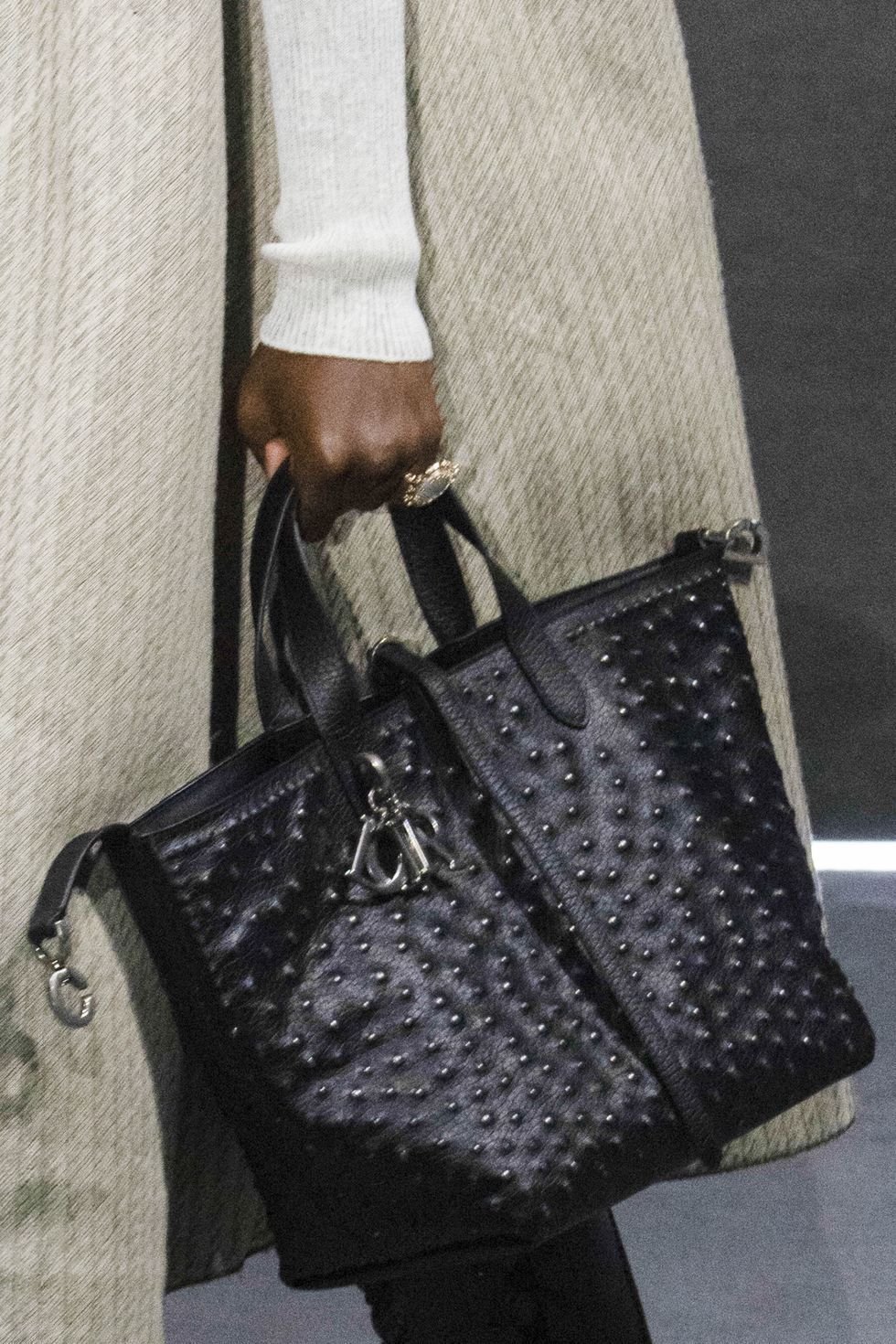 Фрагмент образа Dior осень-зима — 2025/2026