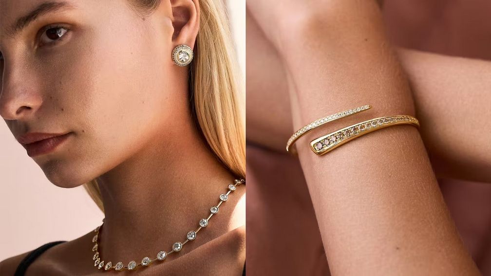 Серьги-пусеты Champagne Ombré с белым топазом в центре (слева) и браслет Champagne Ombré от Emily P. Wheeler выполнены из 18-каратного желтого золота и украшены коричневыми и белыми бриллиантами 