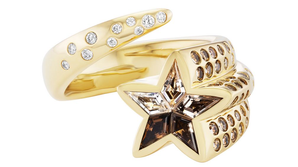 Центральная звезда кольца Shooting Star украшена пятью бриллиантами от темно-коричневого до белого цвета в оправе из 18-каратного желтого золота