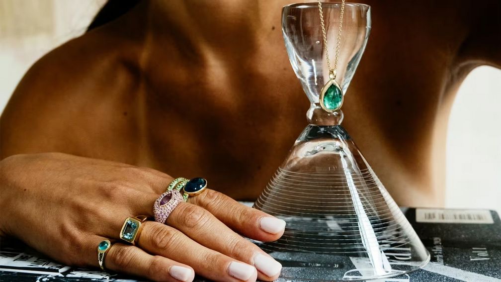 В коллекцию One of One входят (слева направо): кольцо на мизинец Button с турмалином, кольцо с печаткой с аквамарином, кольцо с розовым сапфиром огранки маркиз, кольцо Spiral с турмалином и цаворитом, а также подвеска с темно-зеленым турмалином огранки кабошон. Все украшения выполнены из 14-каратного желтого золота (фото: Кэт Ирлин)