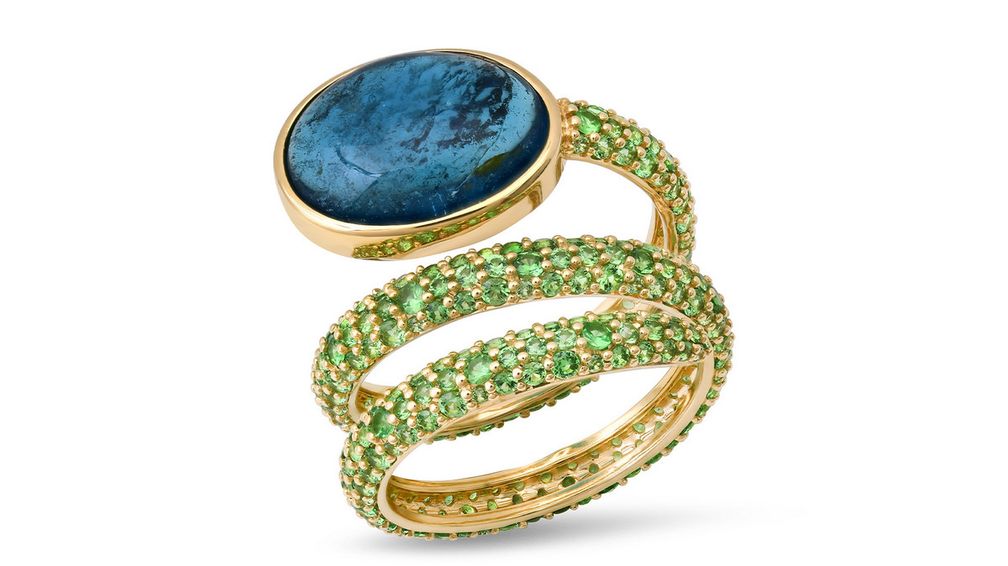 Кольцо Spiral из 14-каратного желтого золота с синим турмалином огранки кабошон весом 4,96 карата и цаворитами в паве
