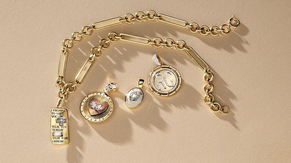 Коллекция United in Love предлагает новый взгляд на украшения для помолвки, например, медальоны, представленные здесь Коллекция United in Love предлагает новый взгляд на украшения для помолвки, например, медальоны, представленные здесь