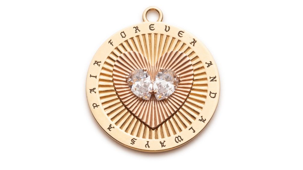 Медальон Forever a Pair из 18-каратного желтого золота с двумя бриллиантами грушевидной огранки, напоминающими сердце, и гравировкой «навсегда и навеки пара» Медальон Forever a Pair из 18-каратного желтого золота с двумя бриллиантами грушевидной огранки, напоминающими сердце, и гравировкой «навсегда и навеки пара»