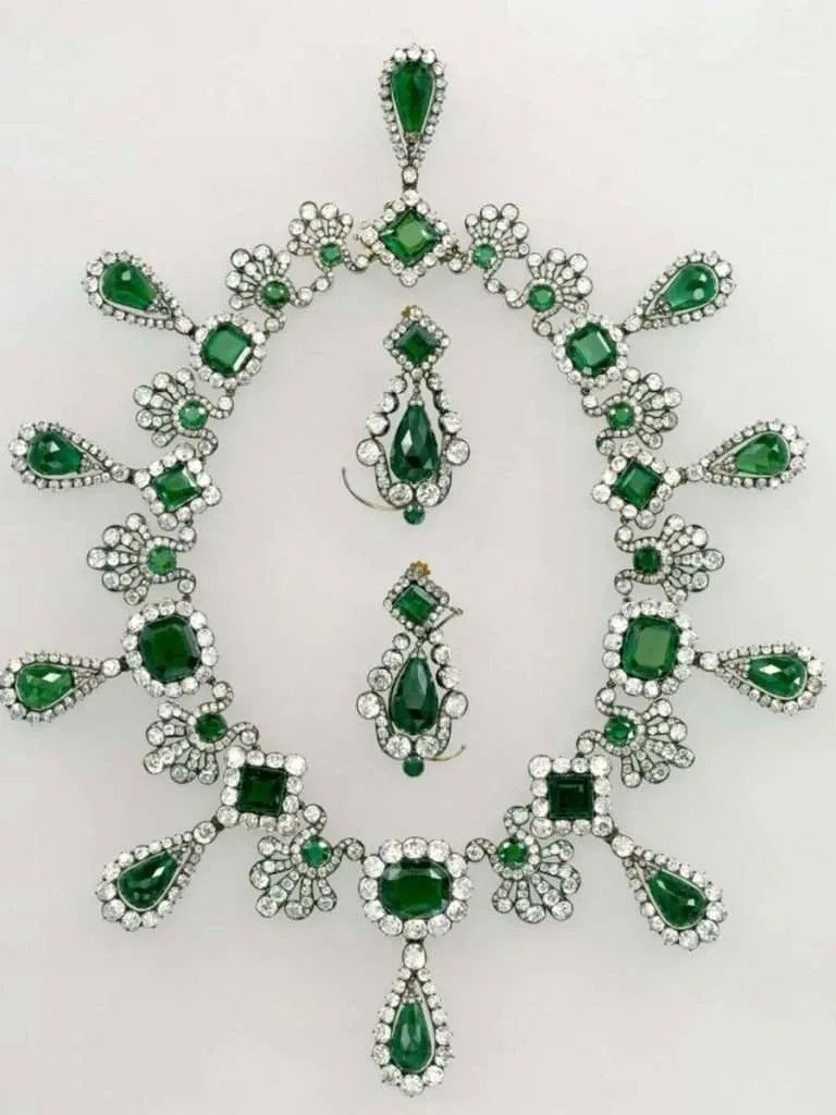 Подтверждено, что ожерелье и серьги из комплекта драгоценностей, некогда принадлежавшего императрице Марии Луизе, второй жене императора Наполеона, были украдены. Они были изготовлены парижским ювелирным домом Nitot et Fils, который впоследствии стал домом Chaumet