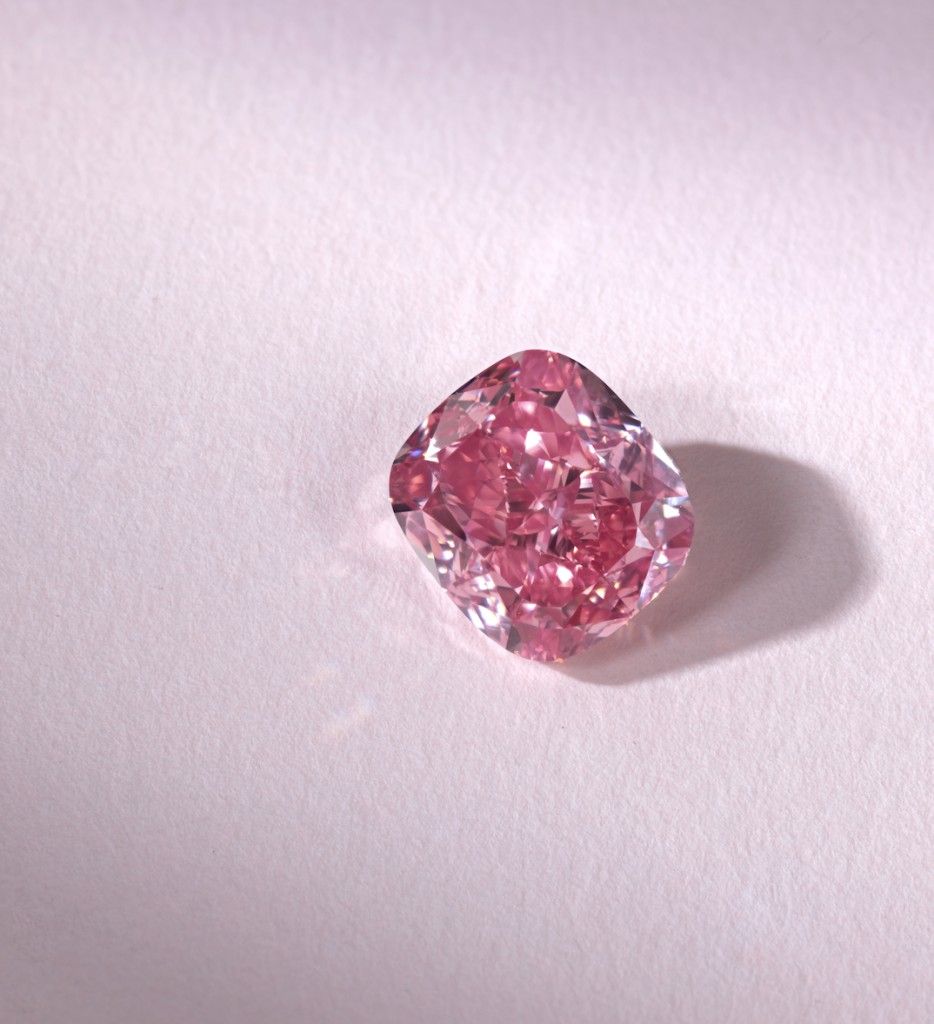 Вырезанный из обнаруженного в 2023 году 21-каратного алмаза, бриллиант The Glowing Rose впервые выставлен на продажу только сейчас