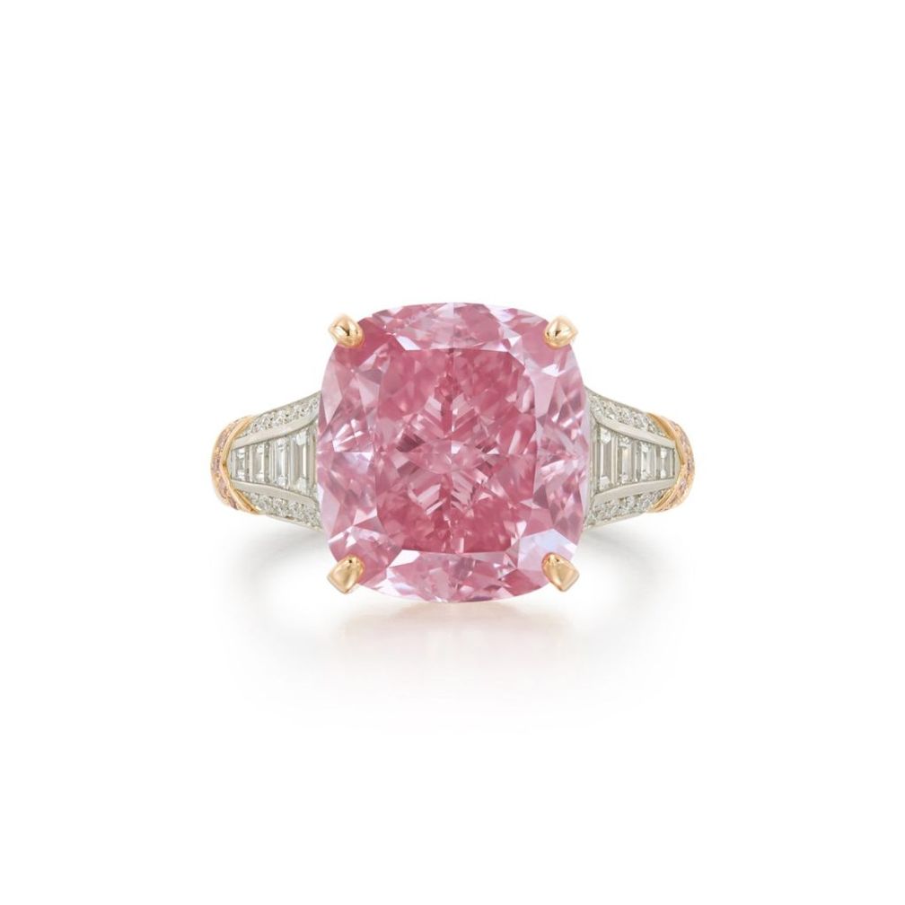 Британским ювелирным домом Boodles для The Glowing Rose была создана специальная оправа из золота и бриллиантов