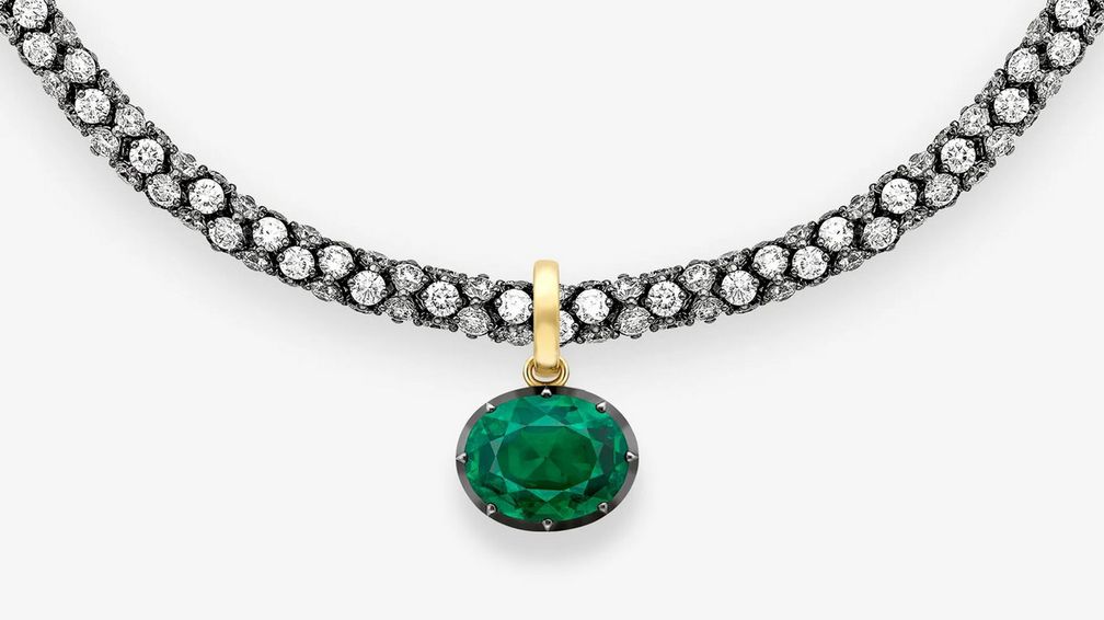Кулон Tempest с изумрудом овальной огранки весом 9,47 карата в 18-каратном желтом и черненом белом золоте на колье Tempest с бриллиантами Кулон Tempest с изумрудом овальной огранки весом 9,47 карата в 18-каратном желтом и черненом белом золоте на колье Tempest с бриллиантами