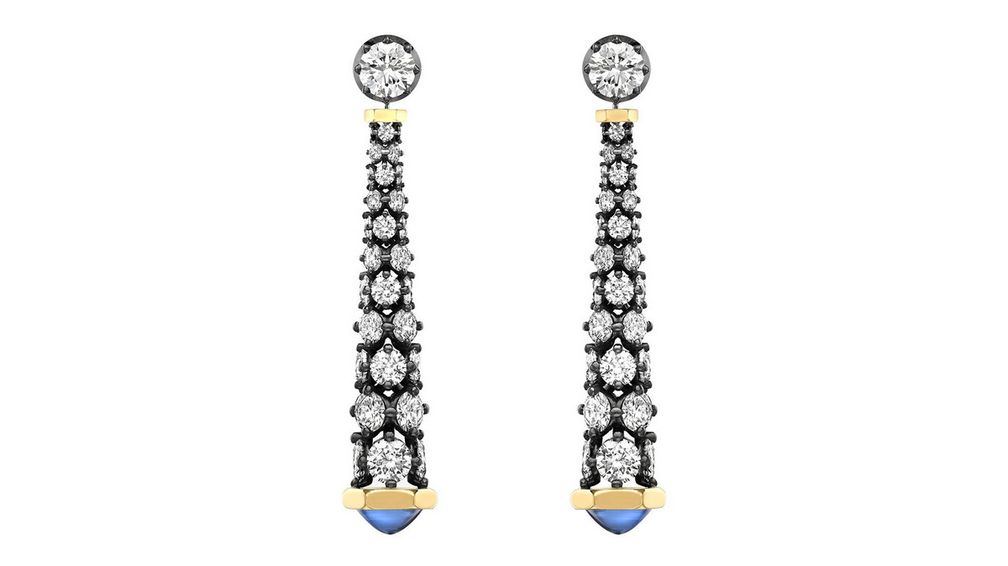 Серьги Tempest с бриллиантами весом 20,80 карата в крапановой закрепке и двумя сапфирами огранки кабошон весом 3,76 карата. Подвеска крепится к двум бриллиантам круглой огранки 1,50 карата в георгианской оправе. Серьги выполнены из 18-каратного черненого белого и желтого золота Серьги Tempest с бриллиантами весом 20,80 карата в крапановой закрепке и двумя сапфирами огранки кабошон весом 3,76 карата. Подвеска крепится к двум бриллиантам круглой огранки 1,50 карата в георгианской оправе. Серьги выполнены из 18-каратного черненого белого и желтого золота