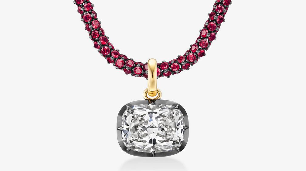 Подвеска Tempest с бриллиантом огранки кушон весом 7,13 карата на колье Tempest с рубинами общим весом 37 карат в крапановой закрепке, все из 18-каратного черненого белого и желтого золота Подвеска Tempest с бриллиантом огранки кушон весом 7,13 карата на колье Tempest с рубинами общим весом 37 карат в крапановой закрепке, все из 18-каратного черненого белого и желтого золота