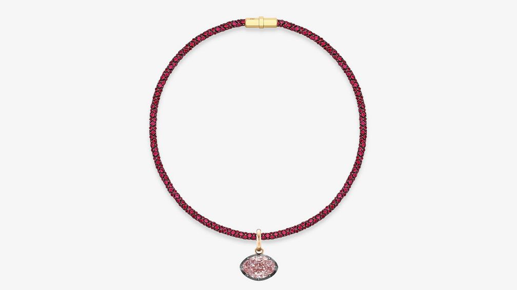 Подвеска The Blush Diamond с уникальным фантазийным розовым бриллиантом огранки маркиз в оправе в георгианском стиле из черненого белого золота 18 карат и с креплением из розового золота 18 карат на узком рубиновом колье Tempest Подвеска The Blush Diamond с уникальным фантазийным розовым бриллиантом огранки маркиз в оправе в георгианском стиле из черненого белого золота 18 карат и с креплением из розового золота 18 карат на узком рубиновом колье Tempest