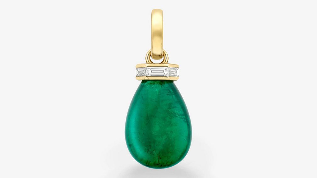 Подвеска Tempest с изумрудом огранки кабошон весом 22,06 карата, украшенная бриллиантами багетной огранки 1,19 карата в желтом золоте 18 карат Подвеска Tempest с изумрудом огранки кабошон весом 22,06 карата, украшенная бриллиантами багетной огранки 1,19 карата в желтом золоте 18 карат