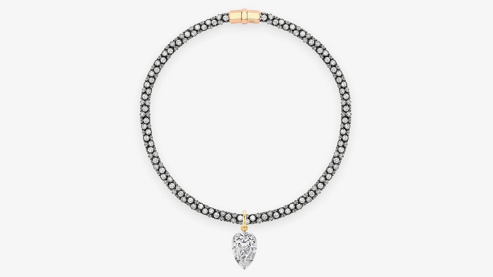 Подвеска The Bell Diamond с бриллиантом грушевидной огранки весом 17,11 карата в оправе в георгианском стиле из белого золота 18 карат с креплением из желтого золота на бриллиантовом колье Tempest Подвеска The Bell Diamond с бриллиантом грушевидной огранки весом 17,11 карата в оправе в георгианском стиле из белого золота 18 карат с креплением из желтого золота на бриллиантовом колье Tempest