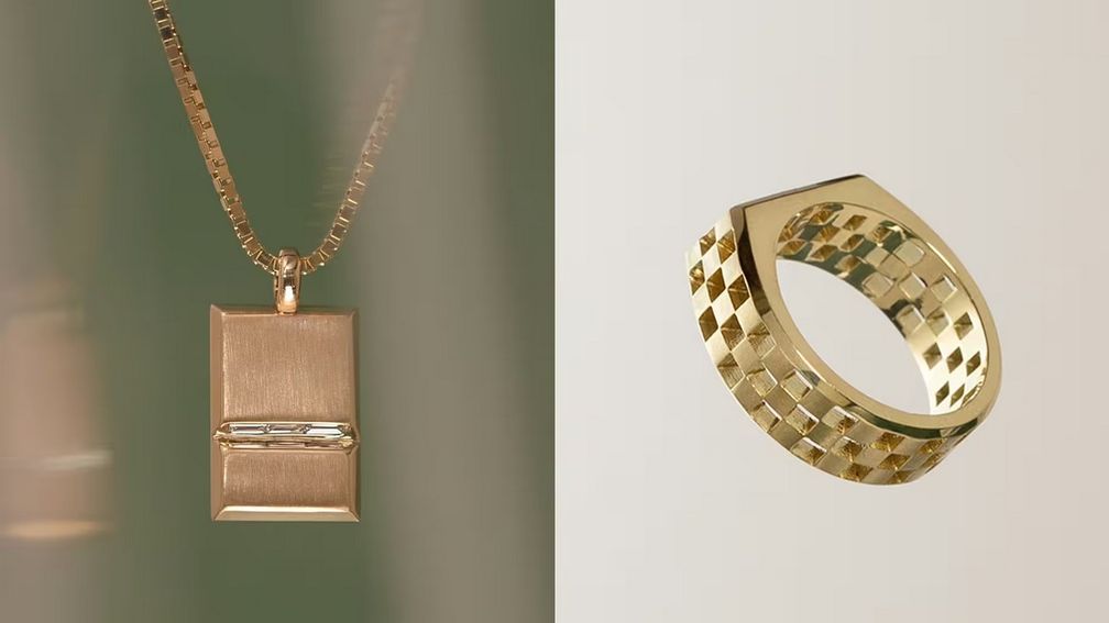 Слева направо: ожерелье с подвеской Shadow из 18-каратного желтого золота с бриллиантами багетной огранки и кольцо с печаткой Anerise Tour из 18-каратного желтого золота 