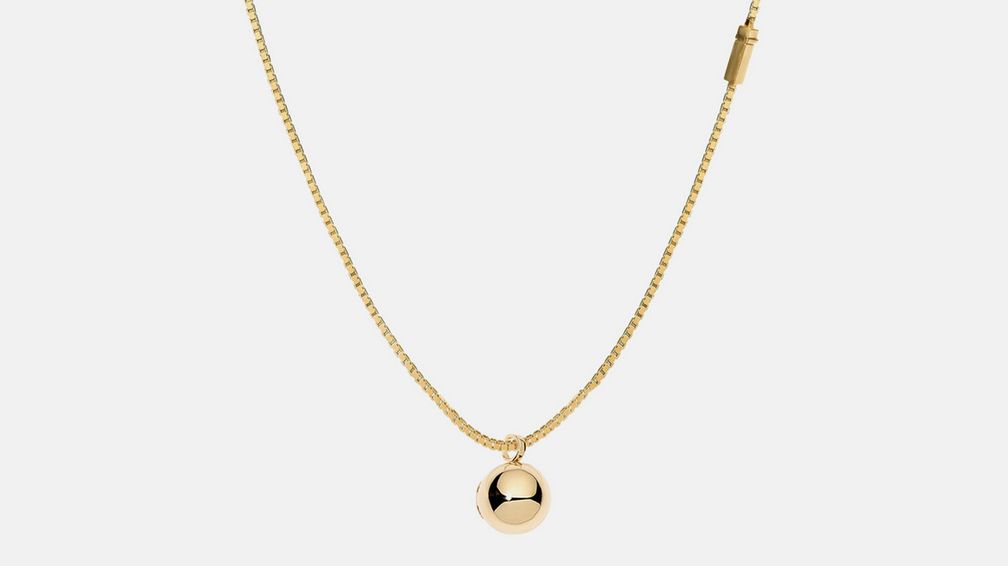 Ожерелье с медальоном The Globe из 18-каратного желтого золота с бриллиантом 0,10 карата. Внутри медальона выгравированы координаты 