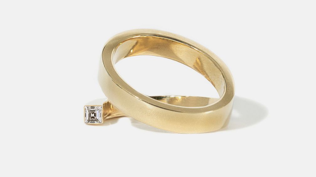 Кольцо Carré Crescendo Flare из 18-каратного желтого золота с бриллиантом огранки каре весом 0,06 карата