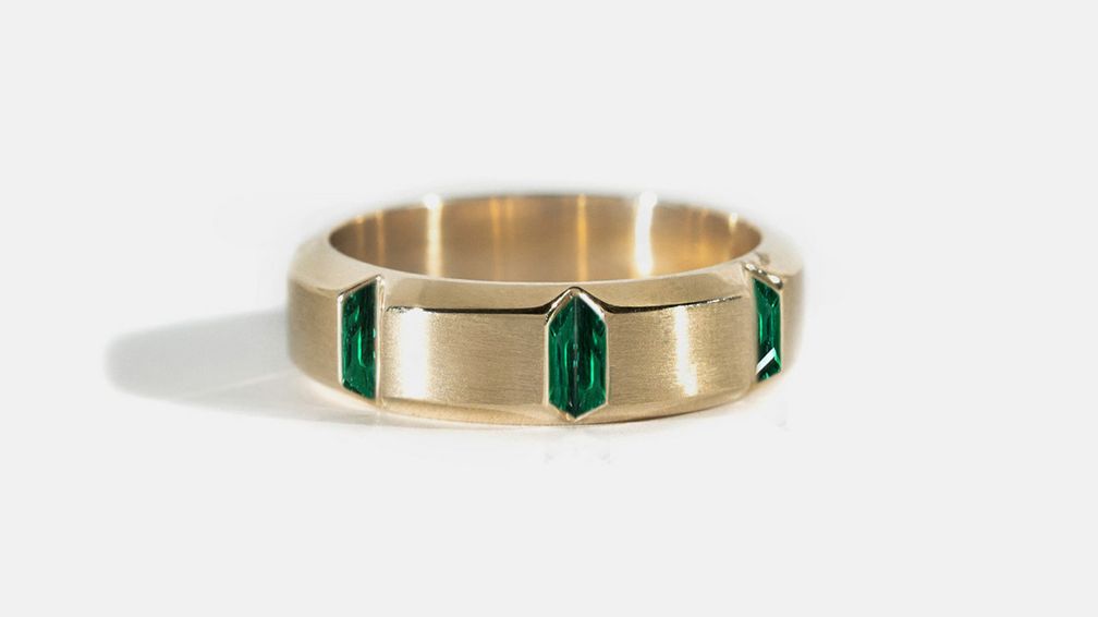 Кольцо Shadow с изумрудами багетной огранки в 18-каратном желтом золоте 