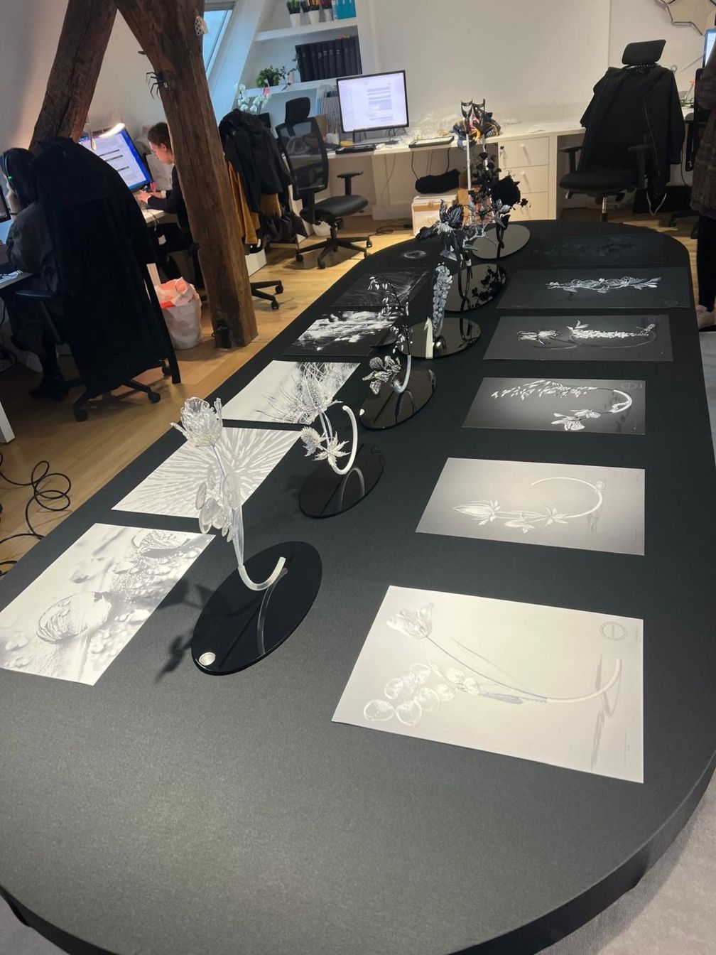 Модели и эскизы, которые послужили руководством для мастерской при создании произведений из коллекции Impermanence Модели и эскизы, которые послужили руководством для мастерской при создании произведений из коллекции Impermanence