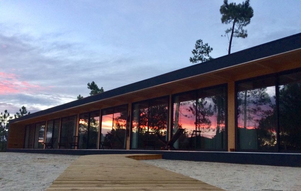 «Лес и закат отражаются в окнах, словно природа вторгается в человеческое пространство». Муда, Португалия «Лес и закат отражаются в окнах, словно природа вторгается в человеческое пространство». Муда, Португалия