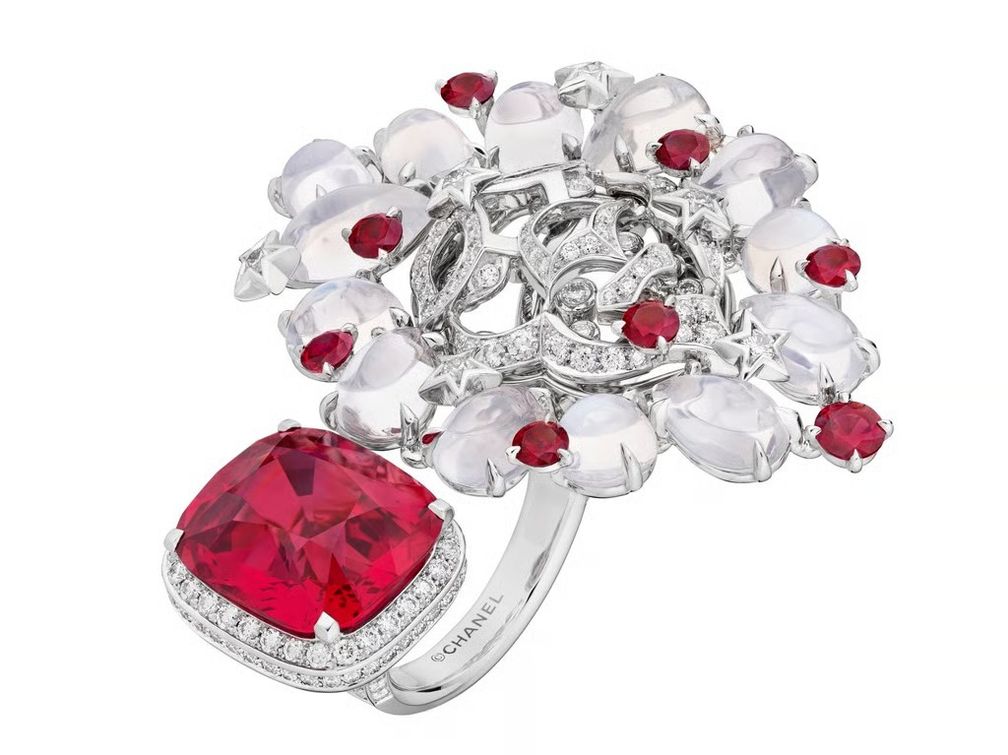Кольцо высокого ювелирного искусства Reach for the Stars от Chanel с лунными камнями