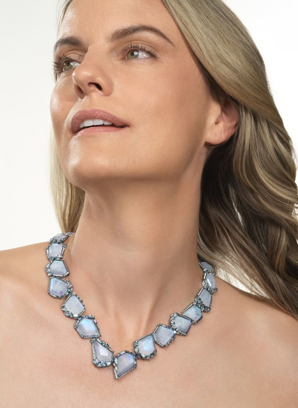 Колье Tazlina от Neha Dani с лунными камнями