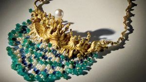 На аукцион выставлено сюрреалистическое колье Дали Swirling Sea