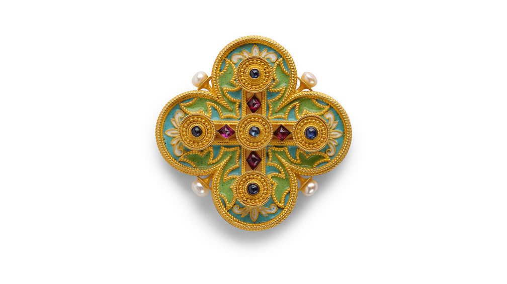 Брошь в форме четырехлистника от Кастеллани (Castellani) из золота с эмалью, рубинами, жемчугом и сапфирами, середина-конец XIX века. Коллекция Нила Лейна 