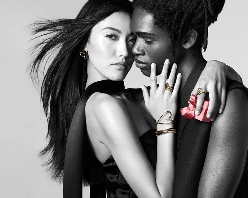 Праздничная кампания Pandora More Than a Gift 2025 года. Фото: Крейг Макдин и Рэймонд Мейр