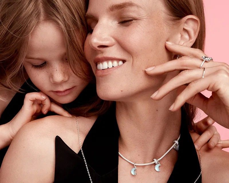 Праздничная кампания Pandora More Than a Gift 2025 года. Фото: Крейг Макдин и Рэймонд Мейр