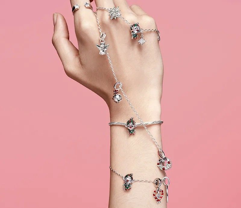 Праздничная кампания Pandora More Than a Gift 2025 года. Фото: Крейг Макдин и Рэймонд Мейр