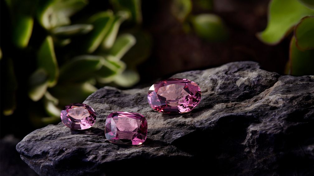 Гранат Kitulo, добываемый недалеко от национального парка Китуло в Танзании, имеет характерный мягкий пурпурно-розовый цвет Гранат Kitulo, добываемый недалеко от национального парка Китуло в Танзании, имеет характерный мягкий пурпурно-розовый цвет