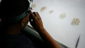 Продажи алмазов De Beers в третьем квартале выросли в три раза