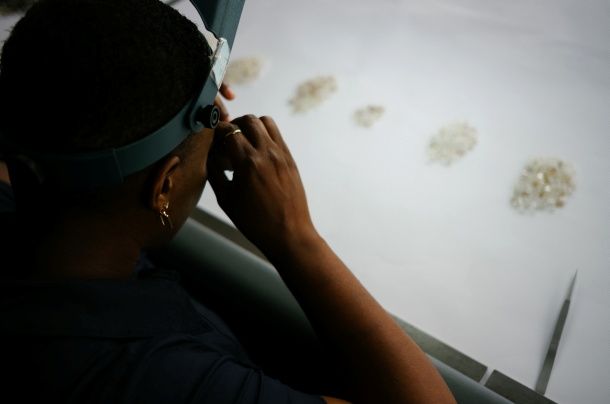 Продажи алмазов De Beers в третьем квартале выросли в три раза