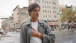 София Коппола снимает Джейкоба Элорди в новом браслете Love от Cartier