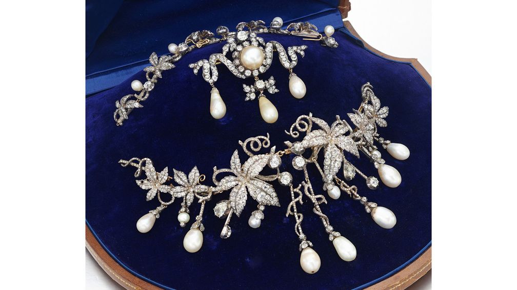 Свадебная тиара из натурального жемчуга и бриллиантов, принадлежавшая Кунигунде Саксонской, маркизе ди Монторо, созданная в 1796 году, была превращена в украшение для волос в стиле Севинье, которое впоследствии было переделано таким образом, что его можно было использовать как ожерелье (смотрите на фото ниже), украшение для корсажа и набор шпилек. Брошь, изображенная в центре, была изготовлена позже