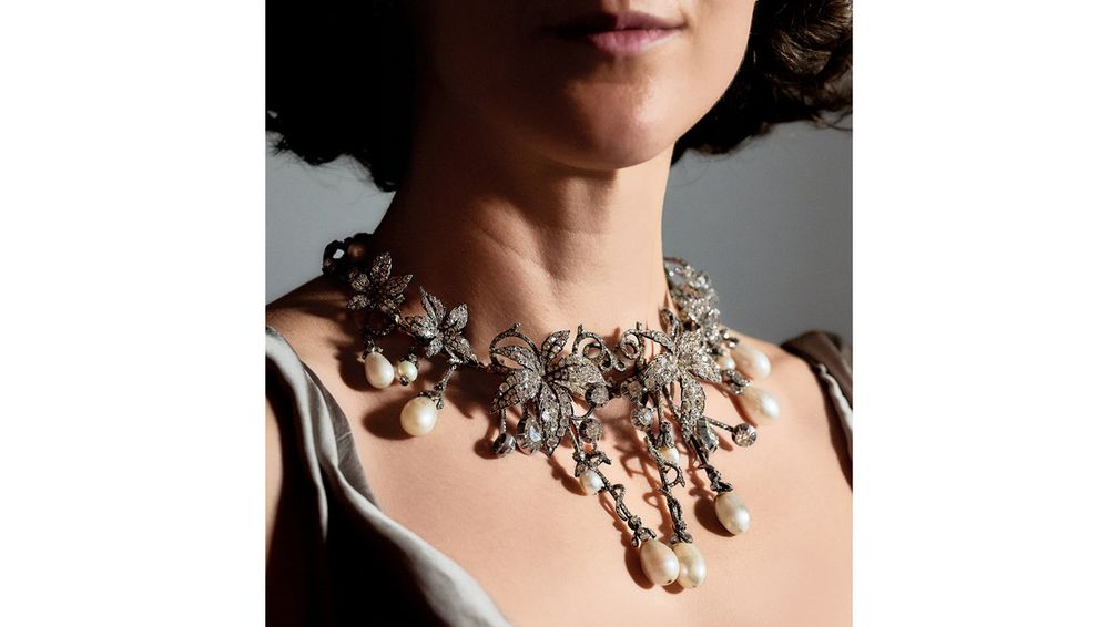 Модель в ожерелье из жемчуга и бриллиантов